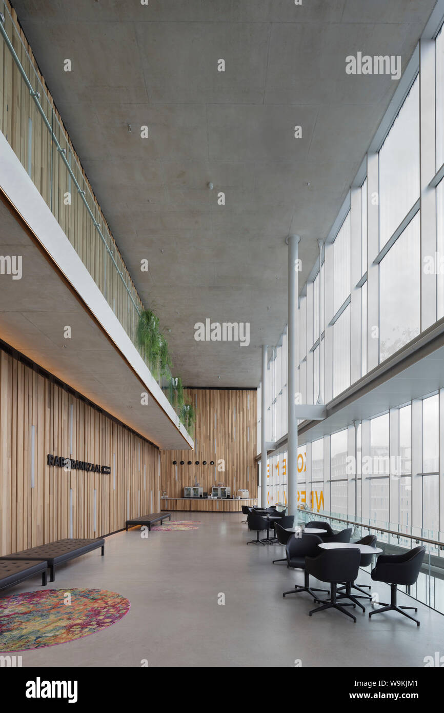 La bande de peuplier-clad extérieur de l'auditorium principal, avec des fenêtres panoramiques à droite. Théâtre DE KOM, Nieuwegein, aux Pays-Bas. Architecte : de Architekten Cie Banque D'Images