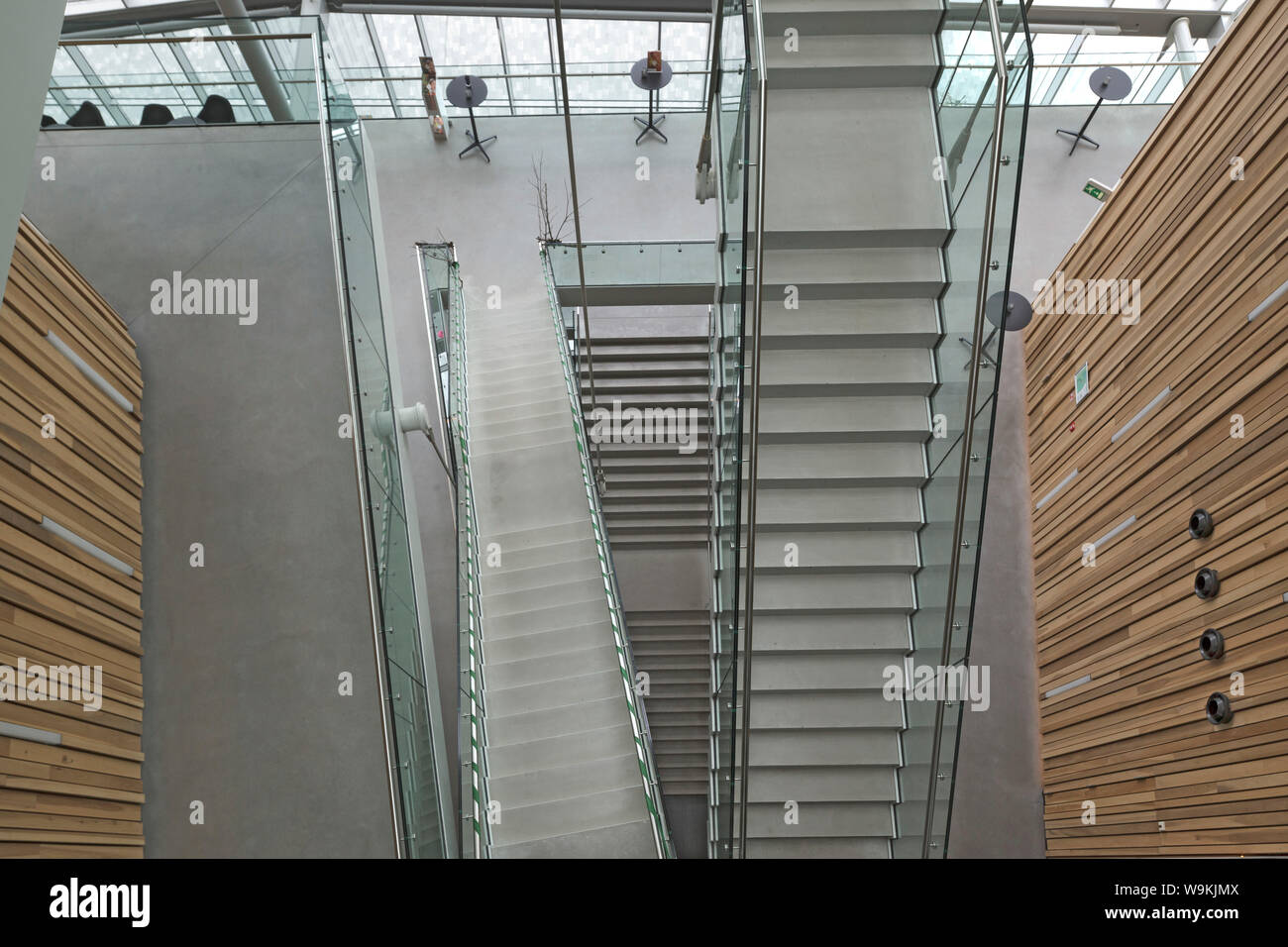 Escalier principal vu de haut niveau de l'atrium, avec des murs revêtus de peuplier. Théâtre DE KOM, Nieuwegein, aux Pays-Bas. Architecte : de Architekten Cie, Banque D'Images