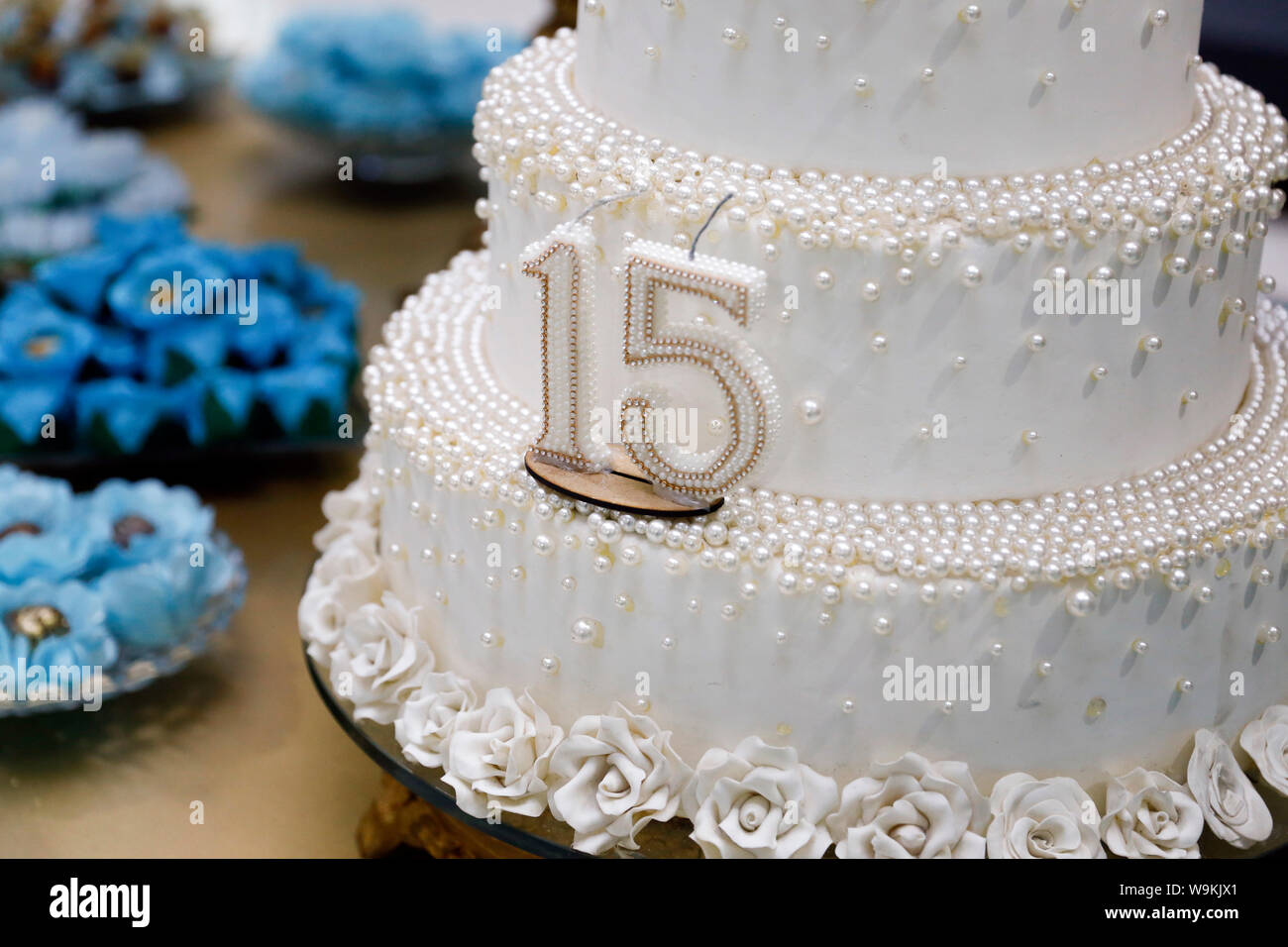 Gateau De Fete Gateau D Anniversaire 15 Ans 15 Ans Festival Magnifique Photo Stock Alamy Gateau De Fete Gateau D Anniversaire 15 Ans 15 Ans Festival Magnifique Photo Stock Alamy