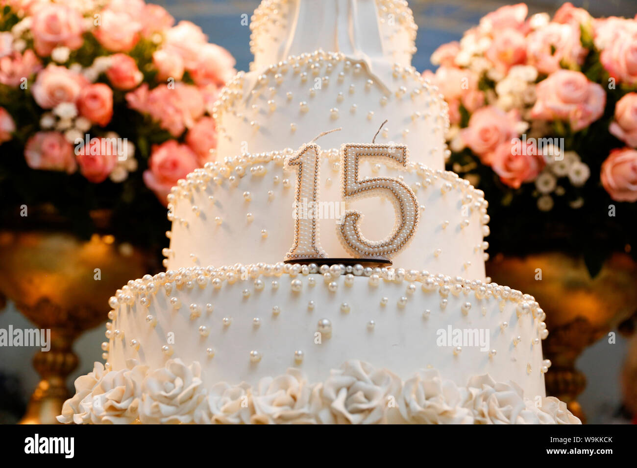 Gateau De Fete Gateau D Anniversaire 15 Ans 15 Ans Festival Magnifique Photo Stock Alamy Gateau De Fete Gateau D Anniversaire 15 Ans 15 Ans Festival Magnifique Photo Stock Alamy