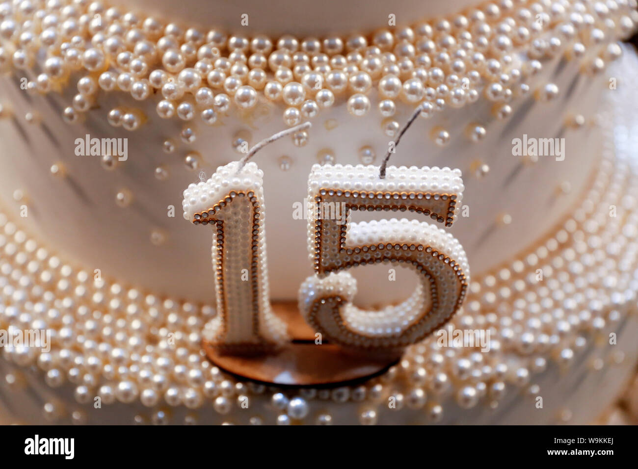 Gâteau de fête, gâteau d'anniversaire 15 ans, 15 ans. Festival, magnifique. Banque D'Images