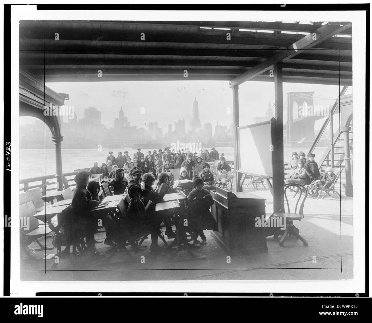Une classe en plein air sur le Camp de jour, Rutherford, New York (Manhattan) à travers river Banque D'Images