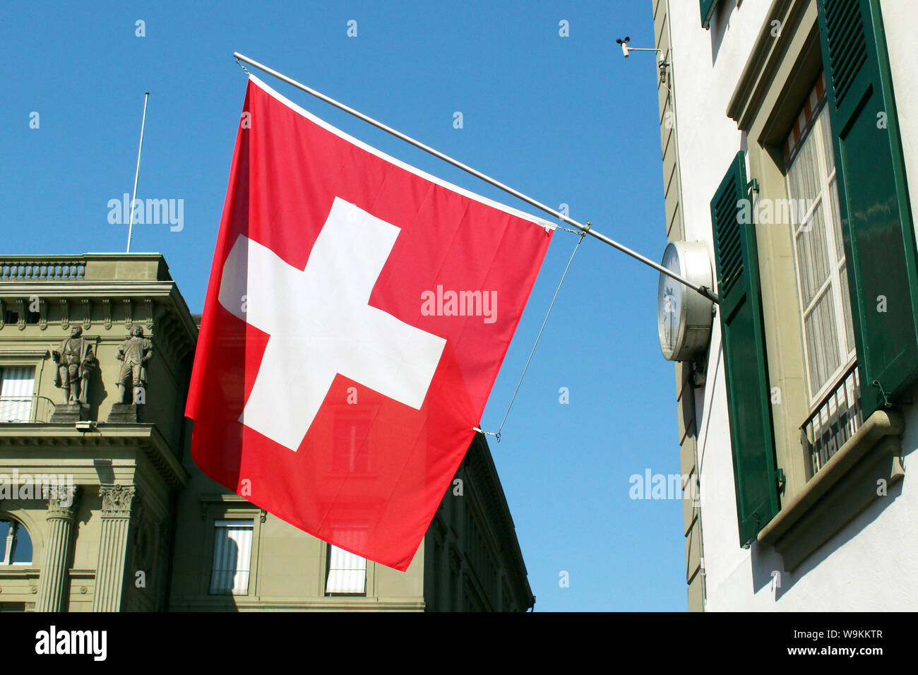 Le drapeau suisse soulevées dans le centre de Berne en Suisse (à la place de l'été 2019 Bundesplatz) Banque D'Images