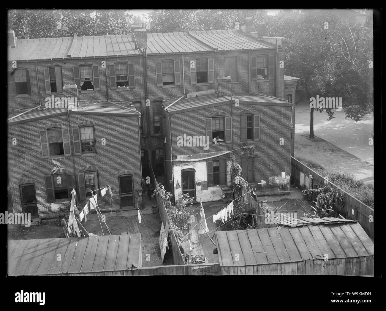 Une vue sur les maisons en rangée probablement dans S.W., montrant la pendaison sur corde à linge dans les cours Banque D'Images