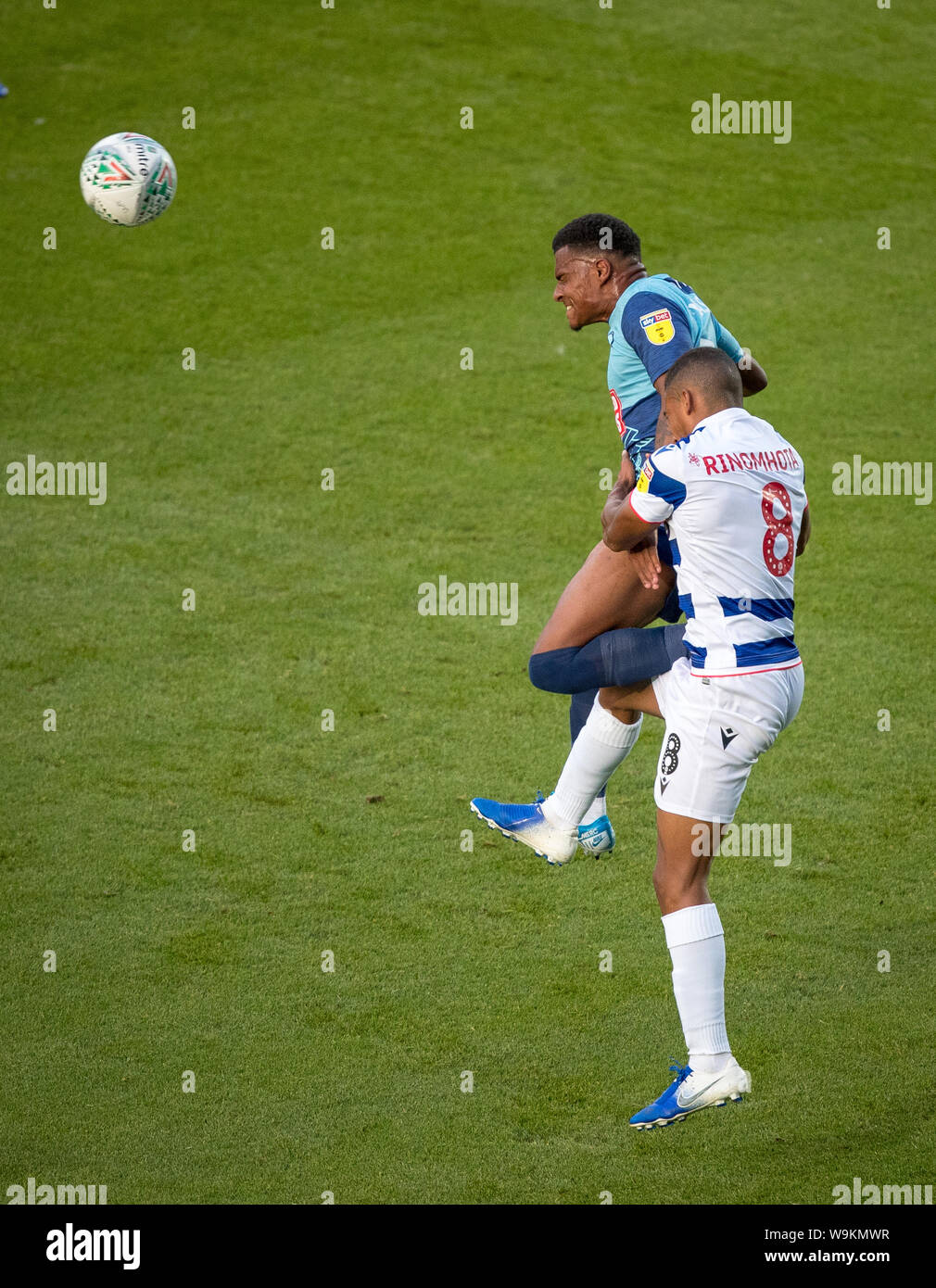 Jamie Mascoll de Wycombe Wanderers chefs à l'écart de Andy Rinomhota de Reading fc pendant la Coupe du buffle 1er tour match entre Wycombe Wanderers et Re Banque D'Images