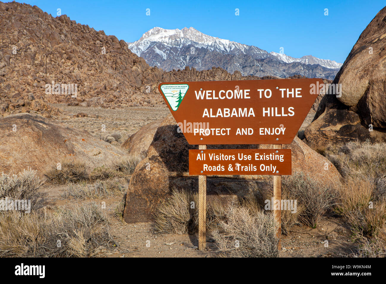 Les panneaux pour l'Alabama Hills, Sierra Nevada, Lone Pine, en Californie. Banque D'Images