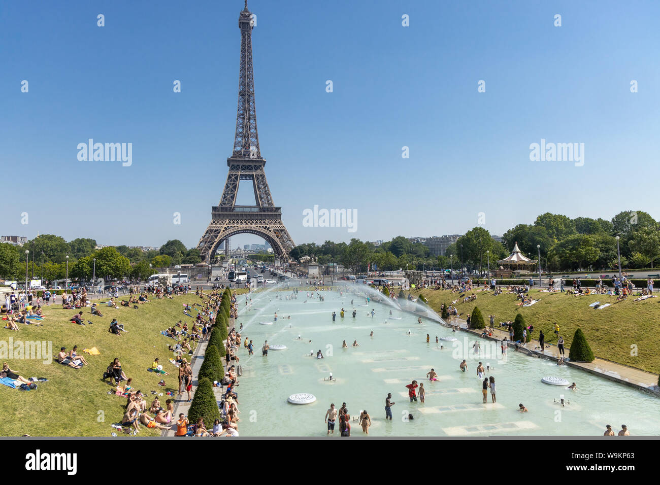 Paris, France, le 27 juin 2019 : les touristes et les habitants de prendre un bain dans les jardins du Trocad ro Gardiens du Trocadéro sous l'eau puissant Banque D'Images