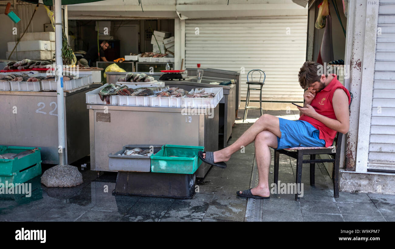 Belgrade, Serbie, 13 août 2019 : Vendeur assis près d'un étal de poisson au marché vert Zemun Banque D'Images