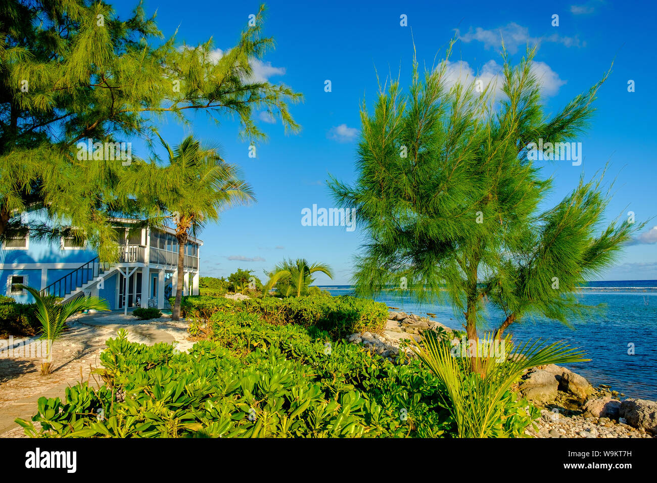 La petite Caïman, Îles Cayman, Nov 2018, Caribbean-Style bleu maison sur South Hole Sound Banque D'Images