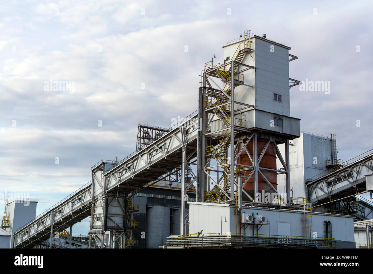 Paysage industriel - Trémie de chargement pour des matériaux avec galerie du convoyeur incliné Banque D'Images