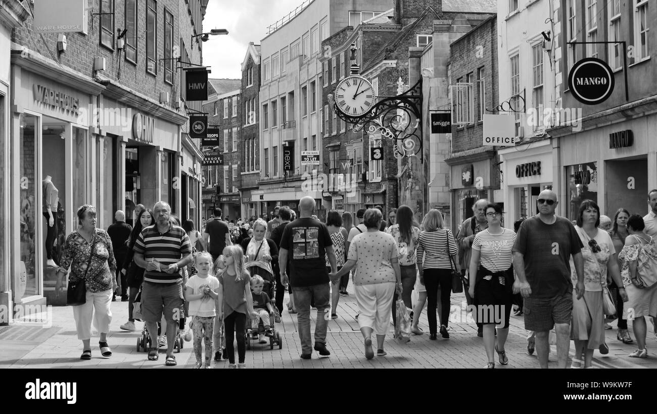 Rues de York bondées, plein de gens, de visiteurs et de touristes marchant autour de Coney Street en groupes Banque D'Images
