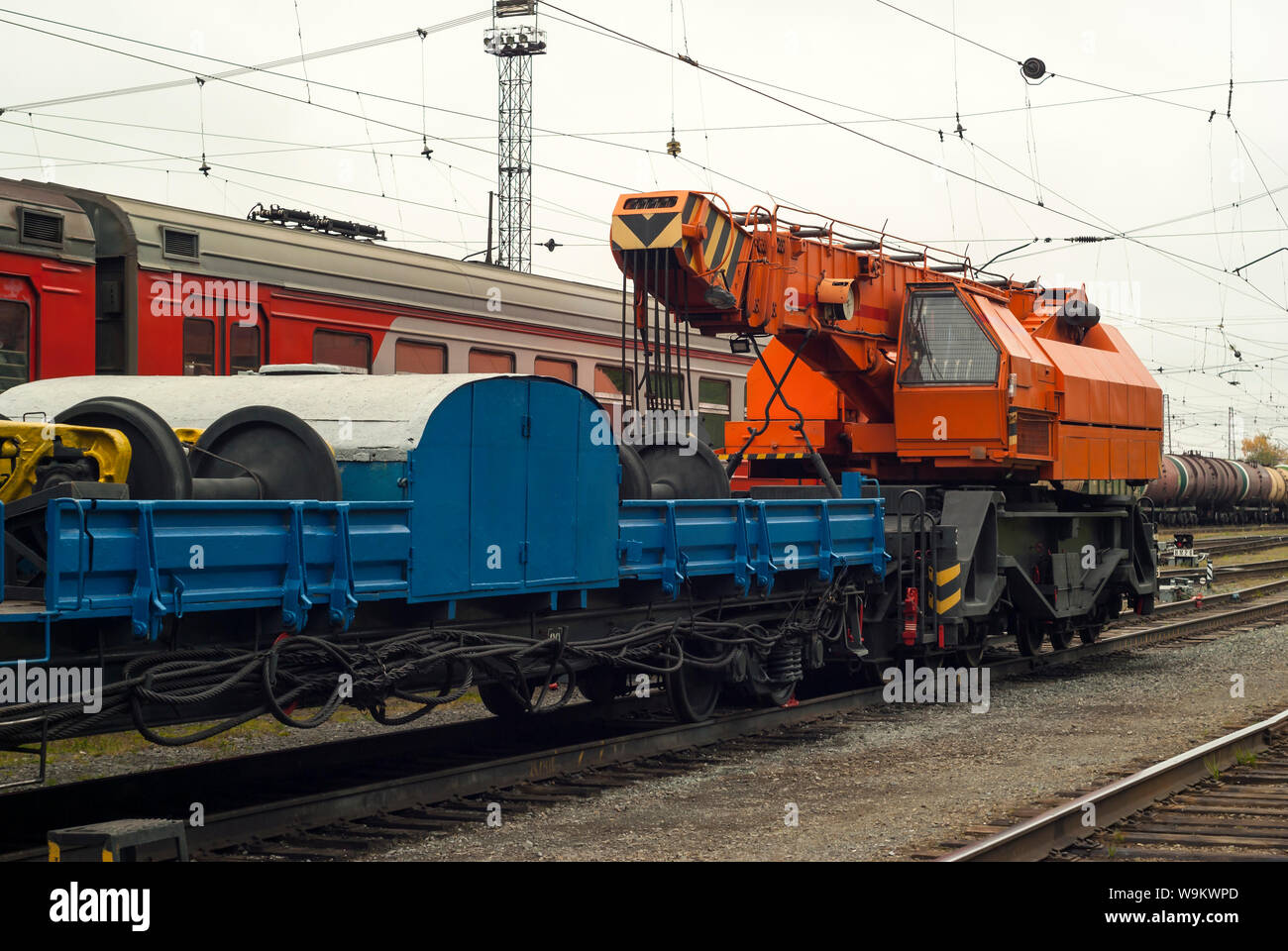 La grue de fer dans le train pour l'accident de travail de récupération Banque D'Images