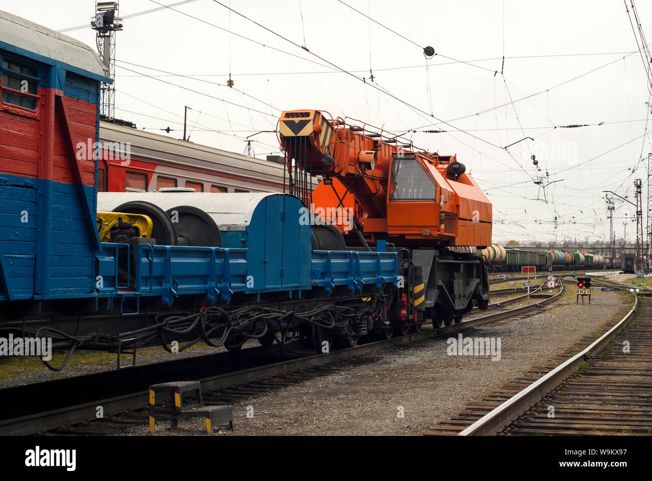 La grue de fer dans le train pour l'accident de travail de récupération Banque D'Images