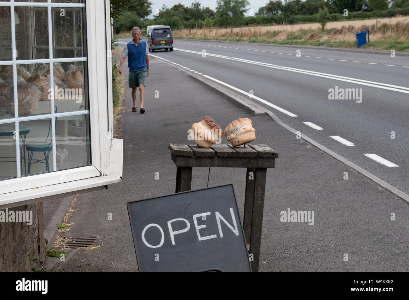 Boutique Pain pain Boulangerie artisanale de loafs sur table à l'extérieur de petits commerces locaux publicité qu'ils sont ouverts à Wiltshire UK 2019 HOMER SYKES Banque D'Images
