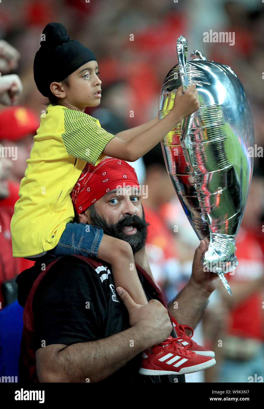 Fans dans les peuplements avant la Super Coupe de l'UEFA Finale à Besiktas, Istanbul Park. Banque D'Images