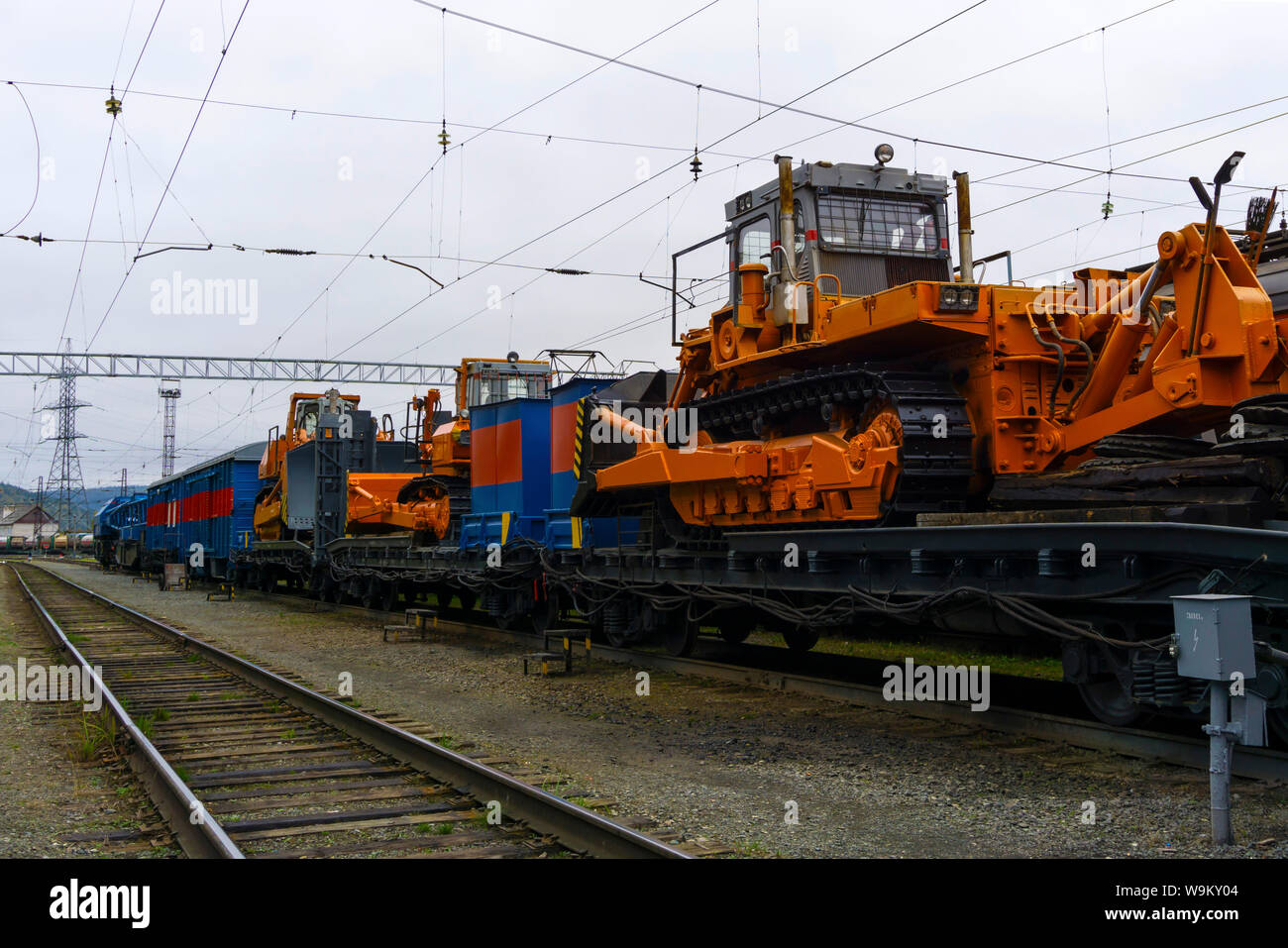 La grue de fer dans le train pour l'accident de travail de récupération Banque D'Images