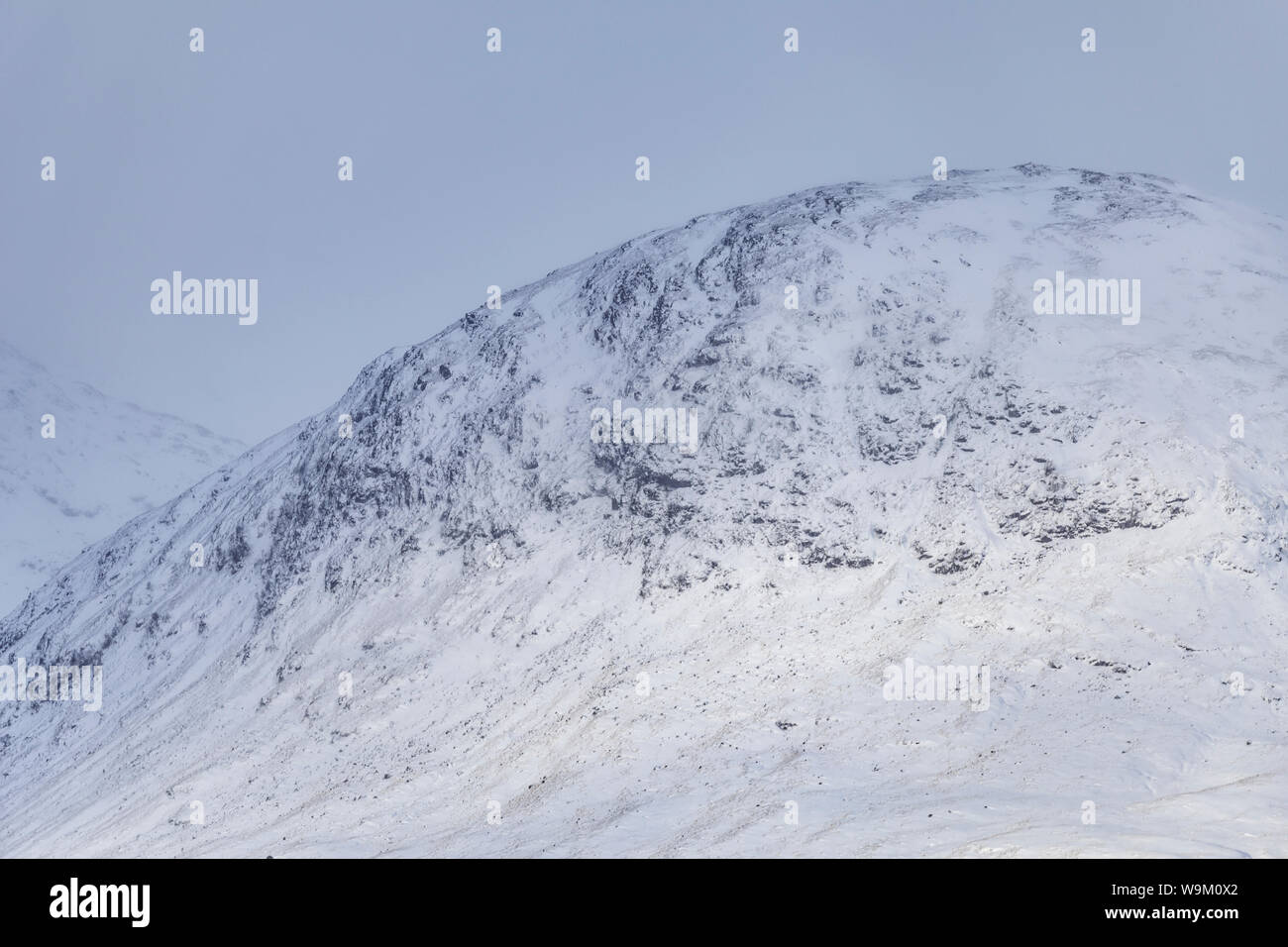 Montagnes couvertes de neige dans la zone de Glencoe des Highlands écossais, au Royaume-Uni. Banque D'Images