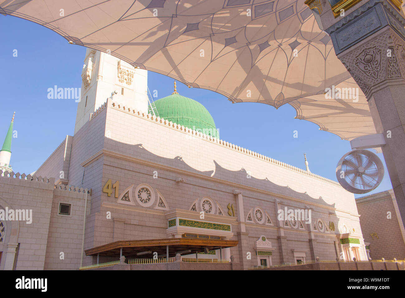 Médine, Arabie saoudite - AOÛT 2019 : pèlerins musulmans pour visiter la belle mosquée Nabawi, destination la mosquée du Prophète qui a de grands architectur Banque D'Images