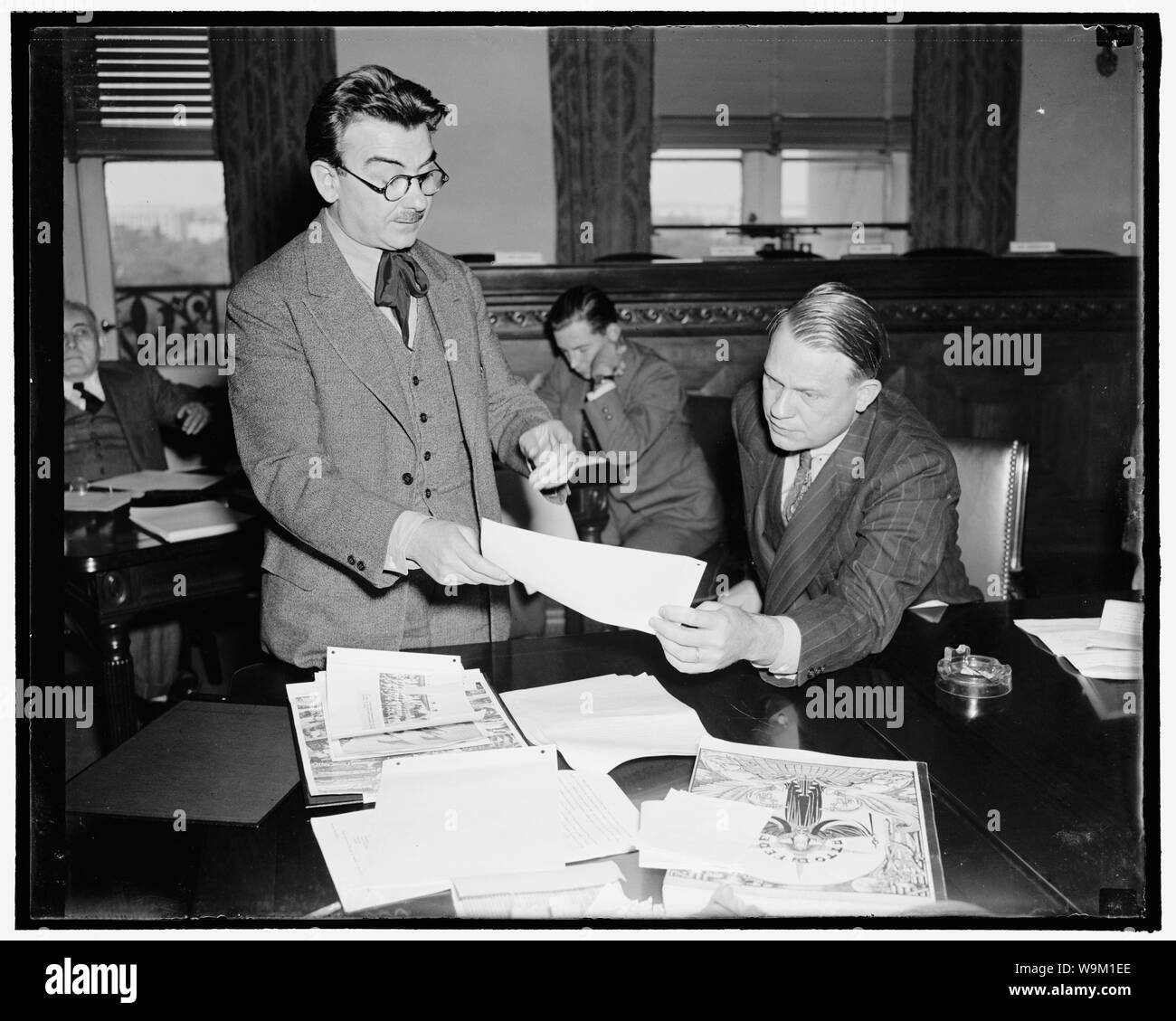 Anti-Fascist devant la Chambre Comité antiaméricaines. Washington, D.C., le 4 octobre. Girolano Valenti, président de la Comité antifasciste, montrant le président Martin Dies, D. du Texas, de l'information que l'Italien Consuls spy et menacer les citoyens italo-américaine indifférent à Mussolini et certains ont menacé de déportation, 10/4/38 Banque D'Images