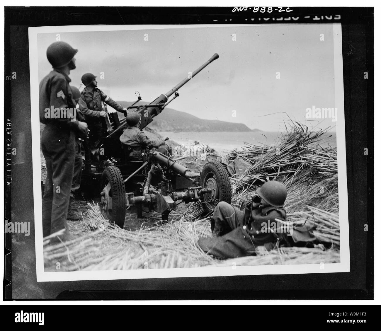 Canon Bofors Anti-aériens dans en position sur un monticule surplombant la plage en Algérie avec une organisation des membres de l'équipage d'artillerie anti-aérienne en position. Banque D'Images