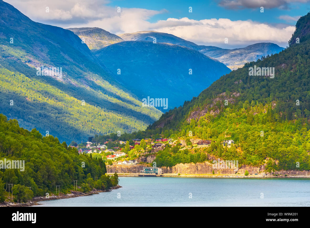 Olden, Norvège, fjord norvégien et en été montagne paysage panoramique Banque D'Images