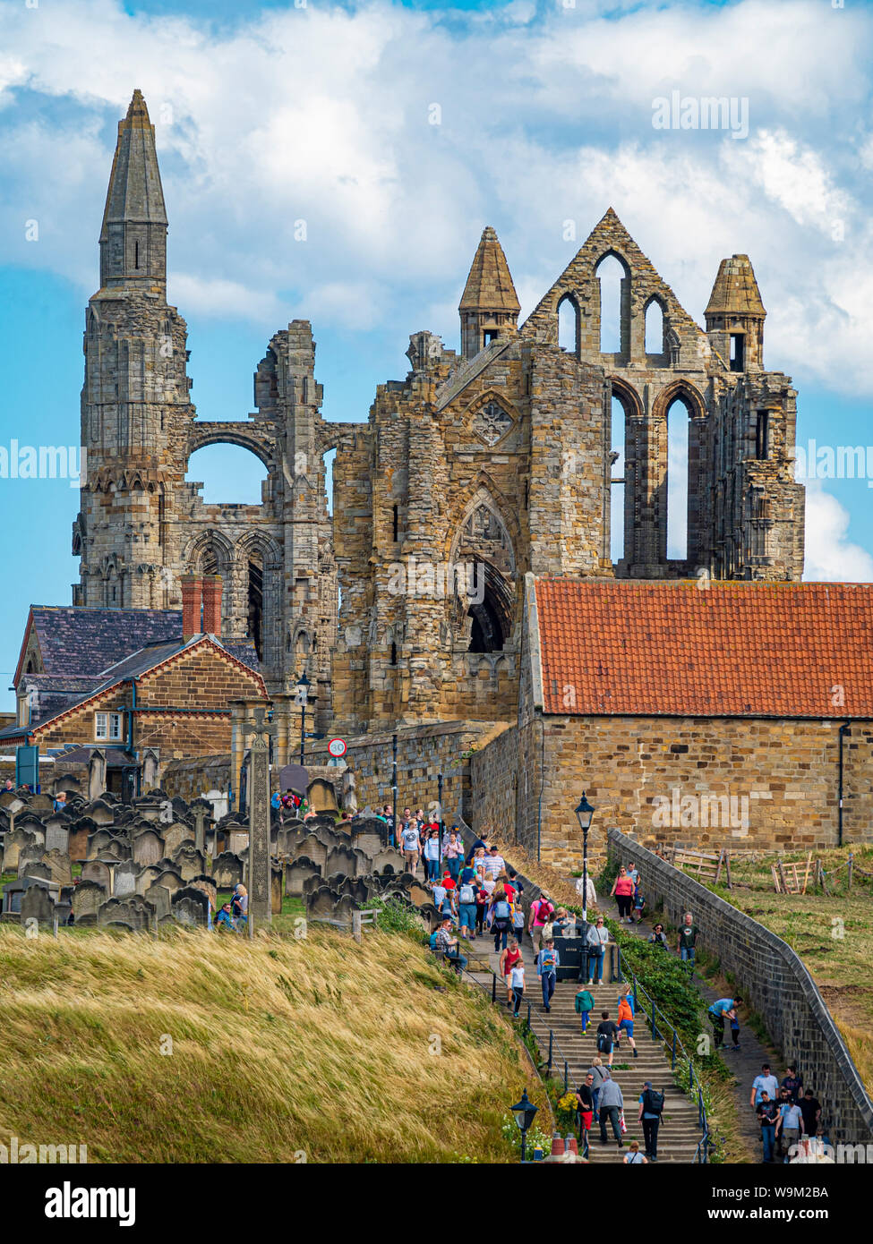 L'Abbaye de Whitby, avec escalier menant du centre-ville et de nombreux touristes. Banque D'Images