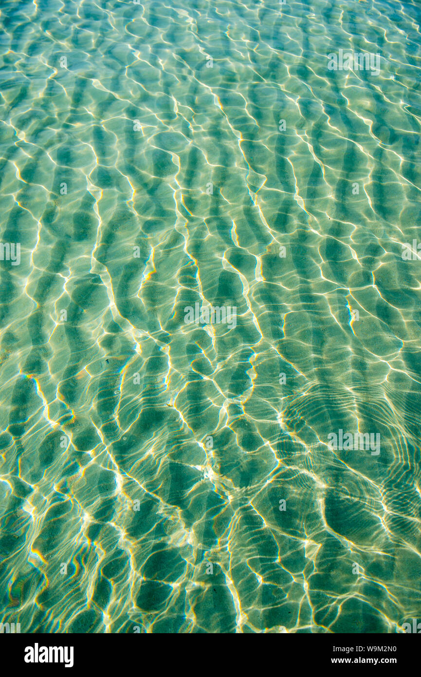 Les eaux bleu-vert tropical Contexte dans les mers peu profondes avec de petites vagues en plein soleil Banque D'Images