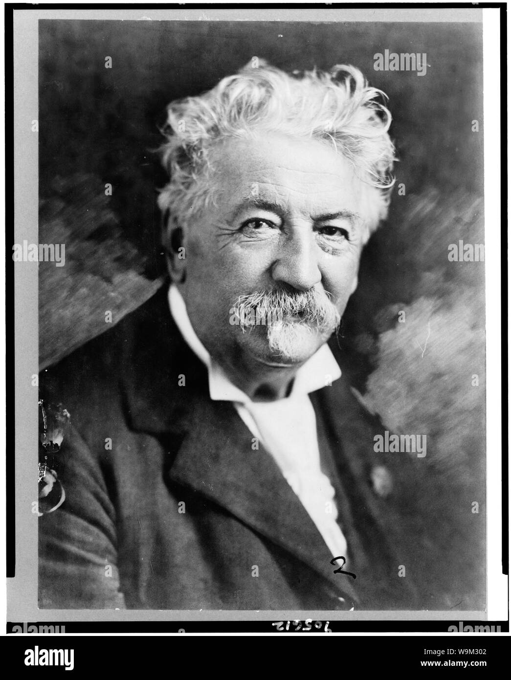 Antoine Lumière, tête-et-épaules portrait, face à légèrement à droite Banque D'Images