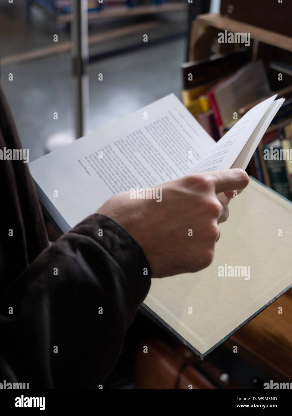 Homme feuilletant un livre sur un échange de livres, wc séparés. York, UK Banque D'Images