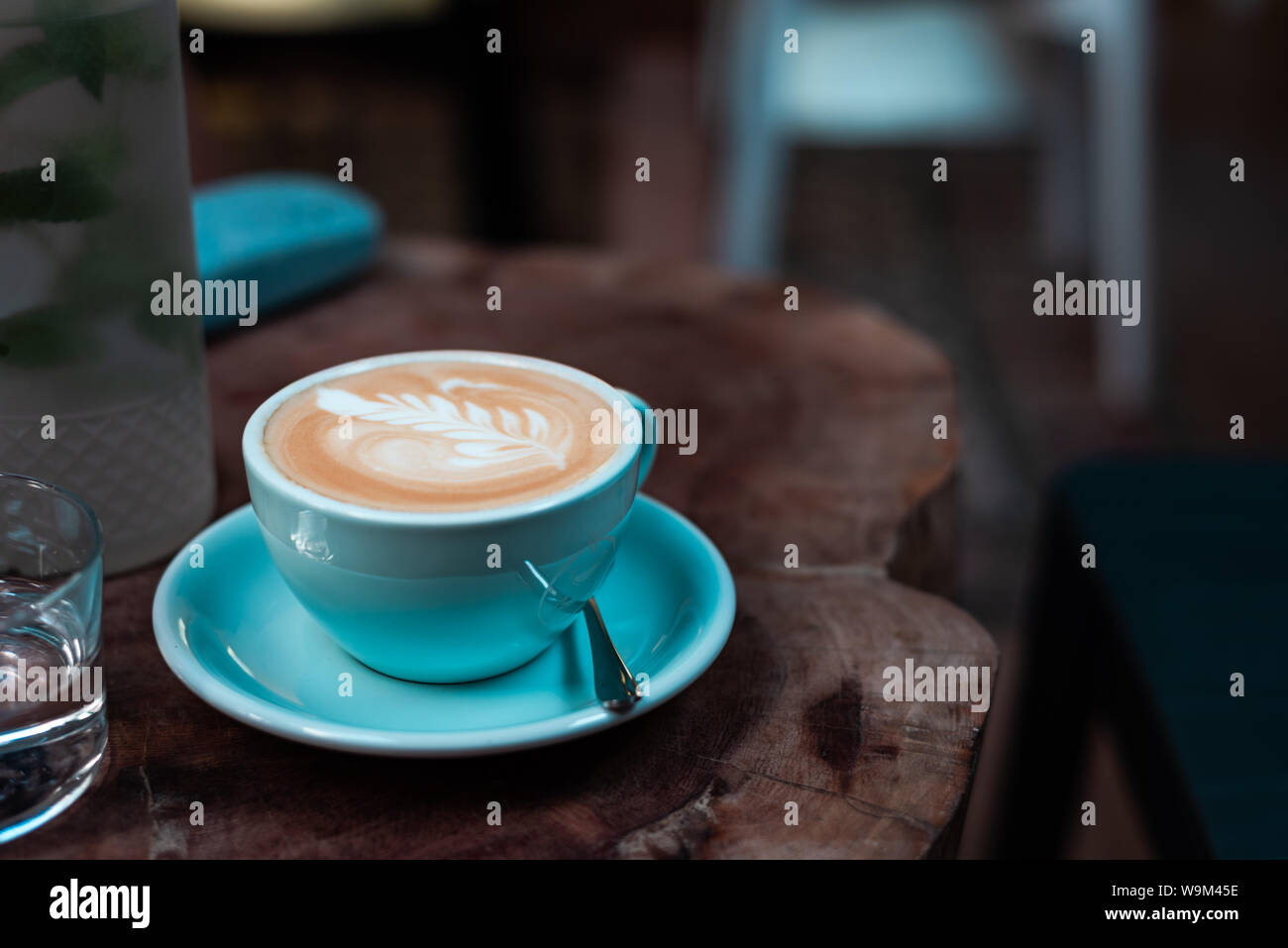 Tasse de café décoré sur une table en bois Banque D'Images