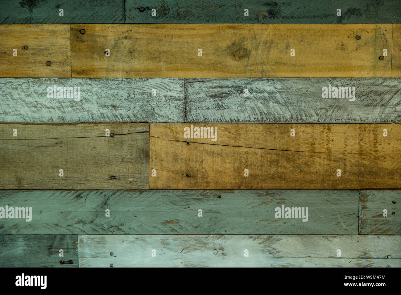 Palette bois rustique avec murs blancs, gris et couleurs tan pour les fonds, affiche, télévision fixe ou l'utilisation de l'espace de copie Banque D'Images