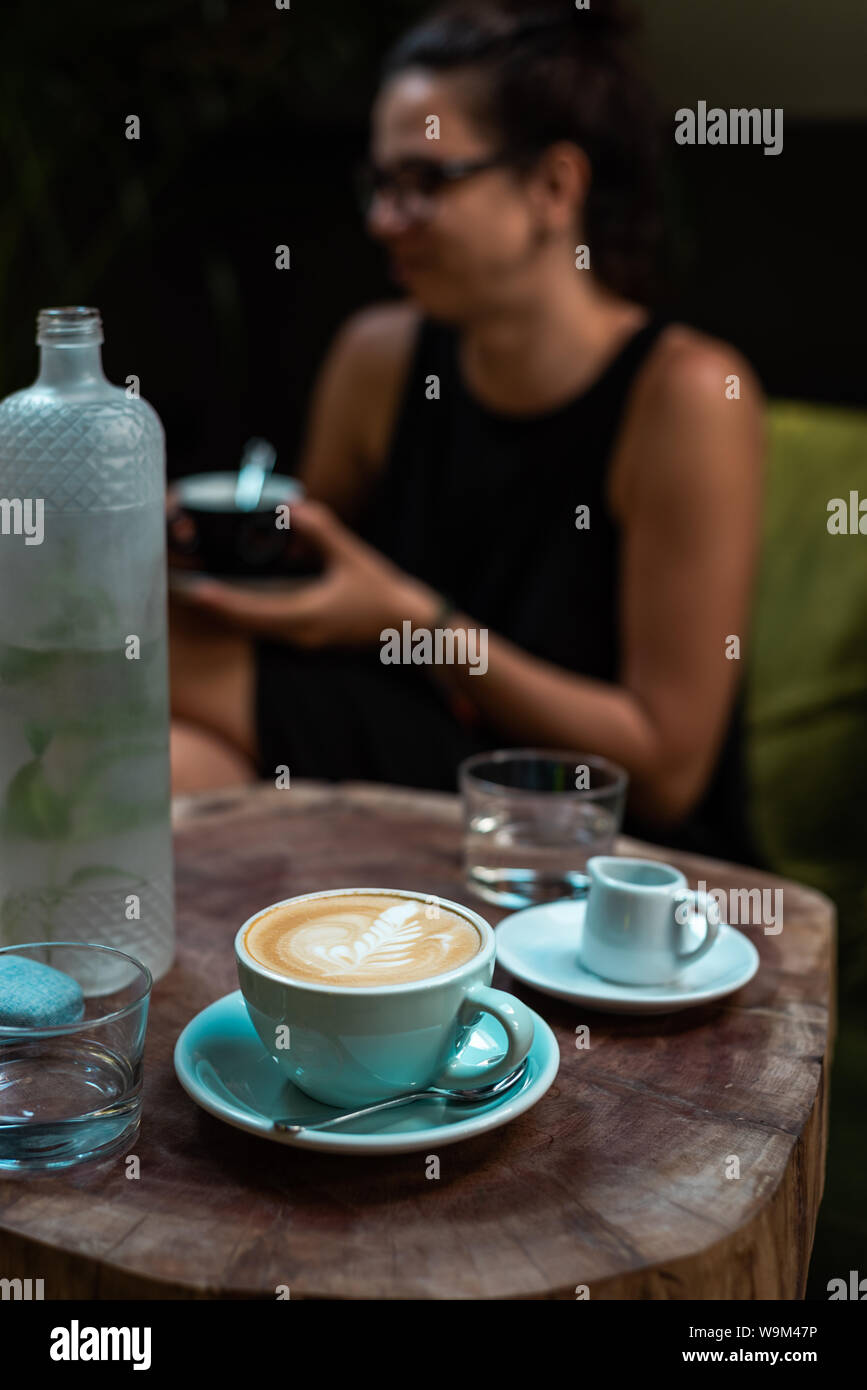 Girl enjoying une tasse café dans un café Banque D'Images