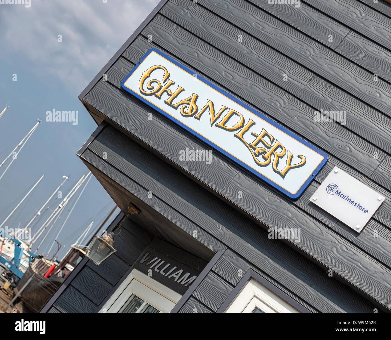 ROCHFORD, ESSEX, Royaume-Uni - 25 JUILLET 2018 : enseigne de la boutique de chancellerie au club de yacht de la marina d'Essex Banque D'Images