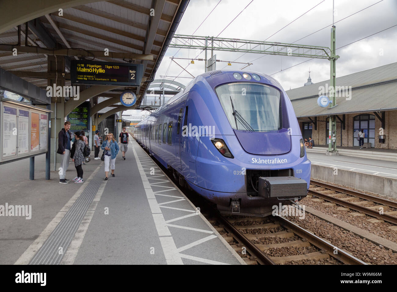 La gare de Lund - Suède un train arrivant à la gare, Lund Suède Scandinavie Europe. Exemple de transport public suédois Banque D'Images