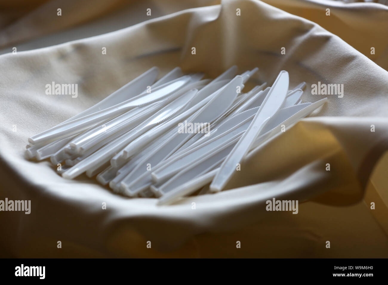 Couteaux en plastique dans un bol dans un hôtel de Portsmouth, Hampshire, Royaume-Uni. Banque D'Images