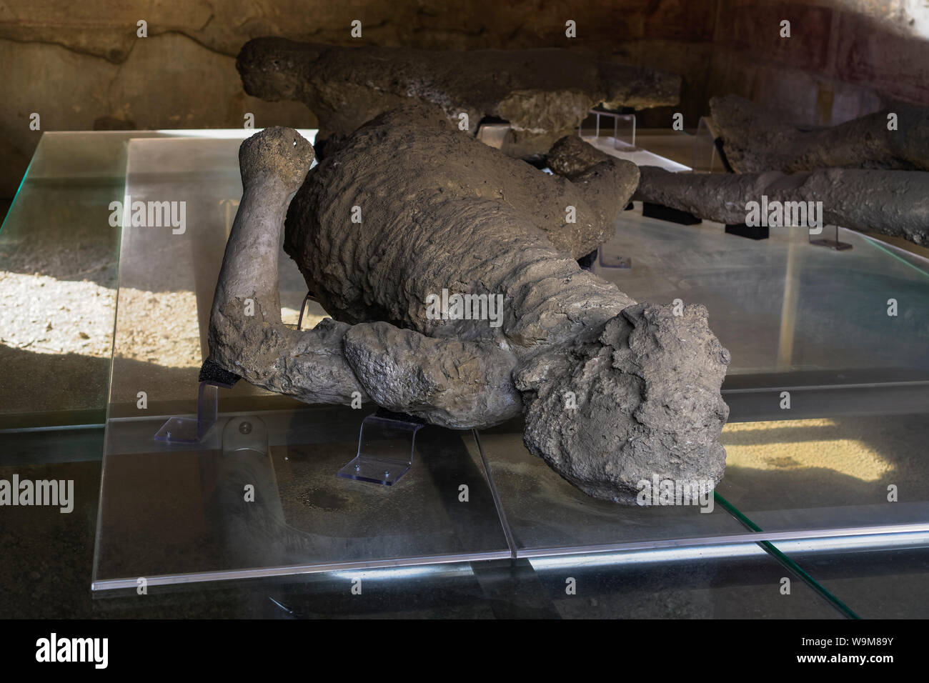 Pompéi, Italie - 9 Février 2018 : les droits des plâtres, produite à partir de liquide de remplissage sur victimes découvertes des cavités. Restes de corps des victimes ensevelies Banque D'Images