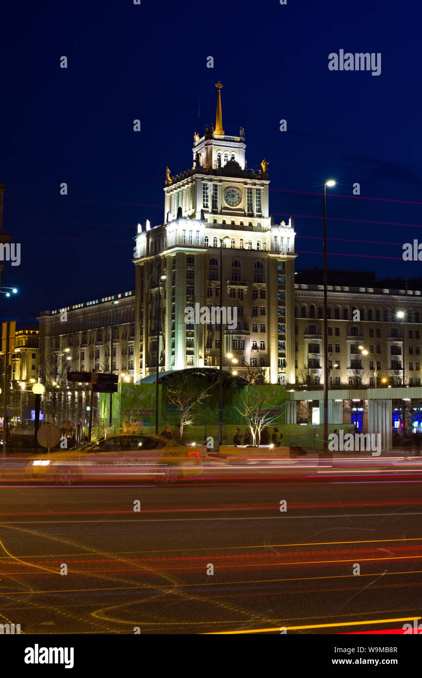 Tverskaya Street après la tombée de la nuit à Moscou, en Russie Banque D'Images