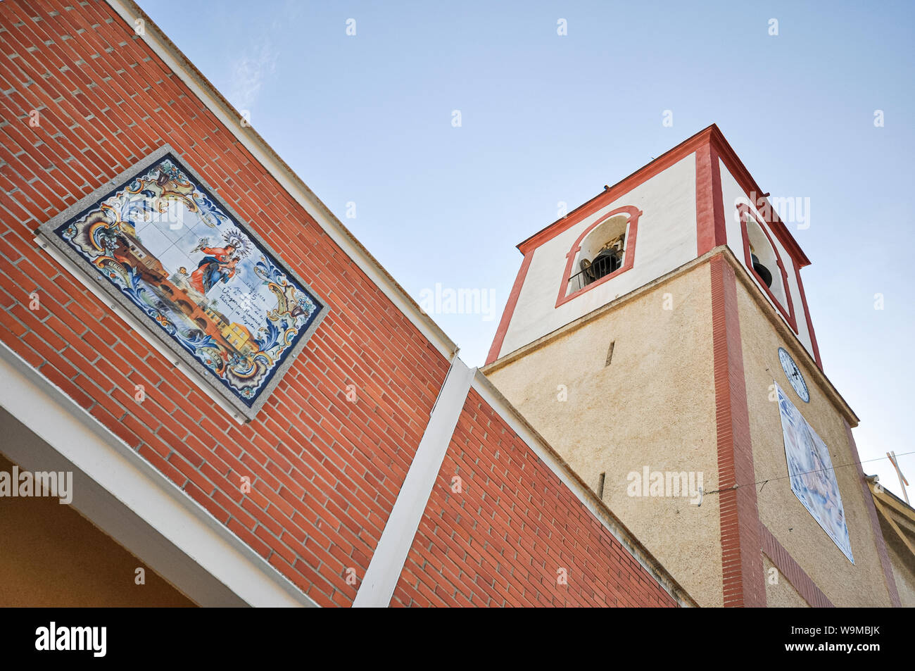 Église paroissiale de San Pedro Apóstol à Rojales, dans la province d'Alicante, Espagne. Notre Dame du Rosaire, Virgen del Rosario plaque 75e anniversaire Banque D'Images