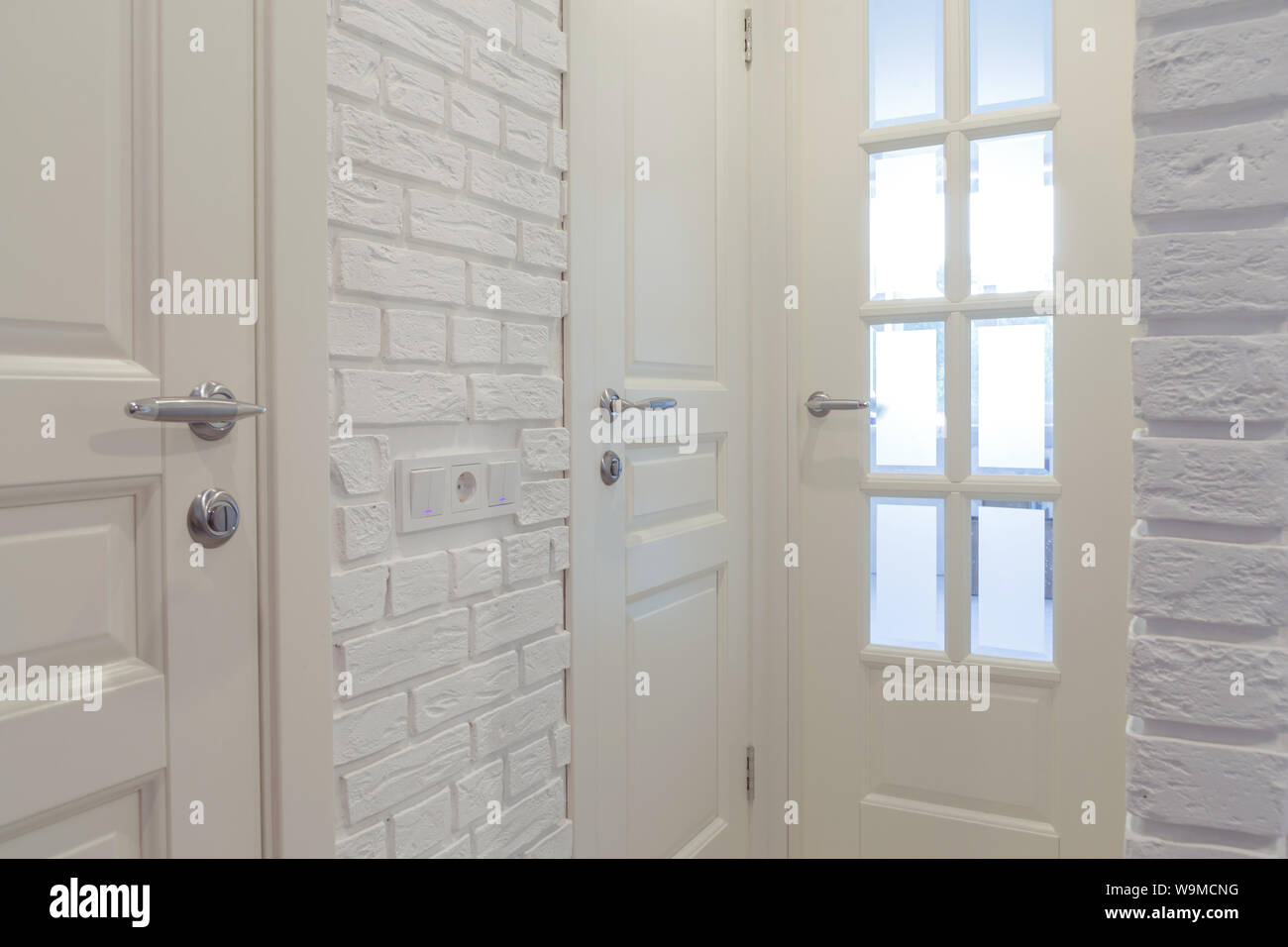 Les portes classiques blanc et blanc mur de briques. Banque D'Images