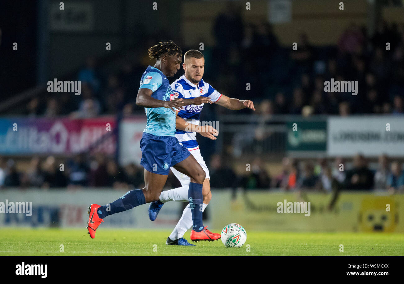 Anthony Stewart de Wycombe Wanderers & George Puşcaş de Reading fc pendant la Coupe du buffle 1er tour match entre Wycombe Wanderers et Lecture à Ada Banque D'Images