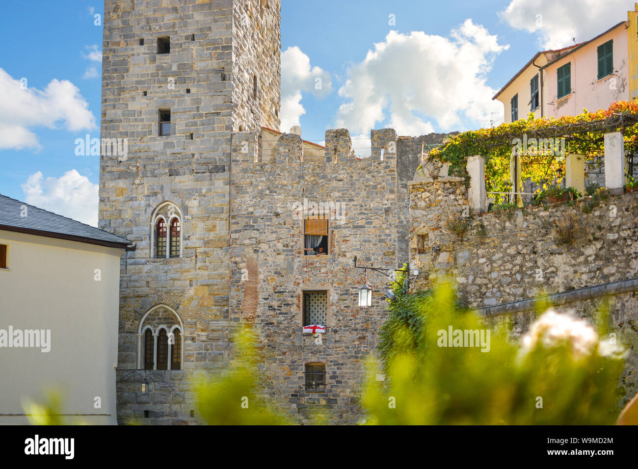 Femme italienne locale s'appuie sur une fenêtre sur la ville ancienne porte de la ville de Portovenere, Italie, une partie de la Riviera italienne en Ligurie Banque D'Images