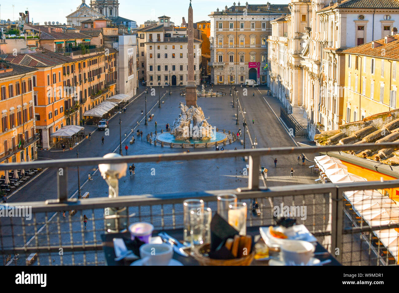 Petit-déjeuner continental sur un bar sur le toit donnant sur la Piazza Navona sur un matin d'été à Rome, Italie Banque D'Images