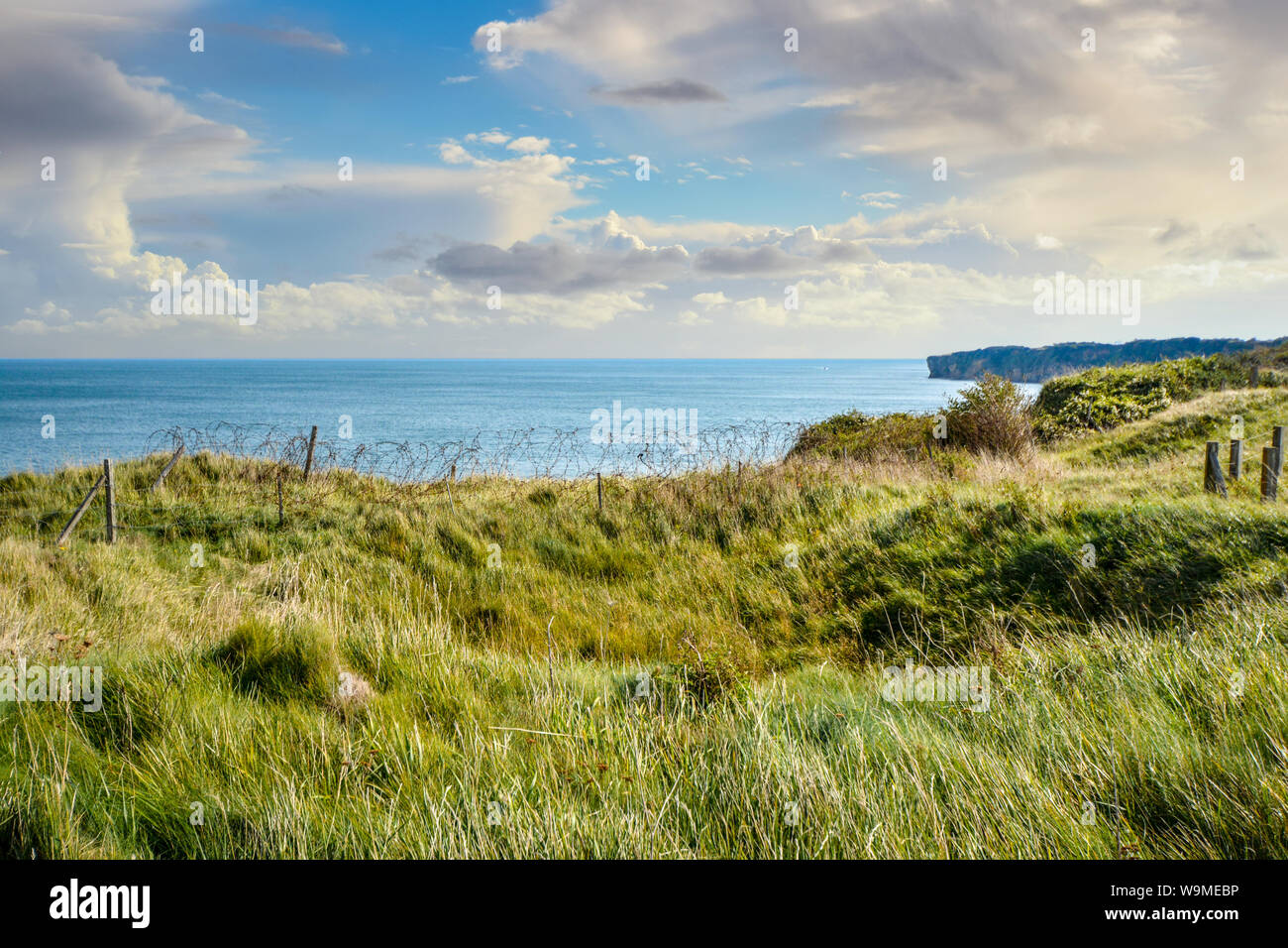 La Pointe du Hoc, marshy falaises surplombant la Manche en Normandie France où les Alliés ont combattu l'armée allemande pendant la première guerre mondiale 2 Banque D'Images