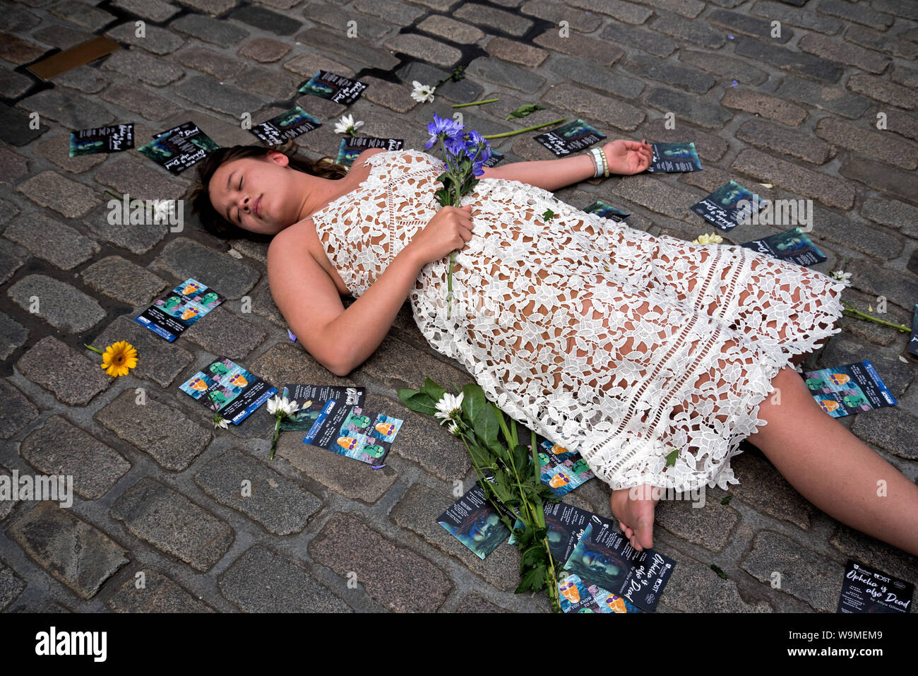 Membre de la promotion de productions de visibilité 'Ophelia est également mort' à l'Edinburgh Fringe Festival sur le Royal Mile, Edinburgh, Ecosse, Royaume-Uni. Banque D'Images