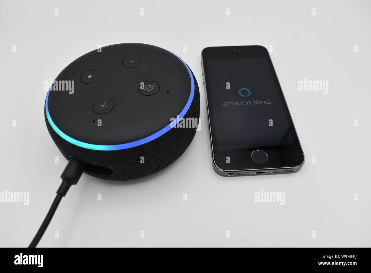 Alexa, Amazon's assistant virtuel avec l'Amazon app sur un smartphone. Banque D'Images