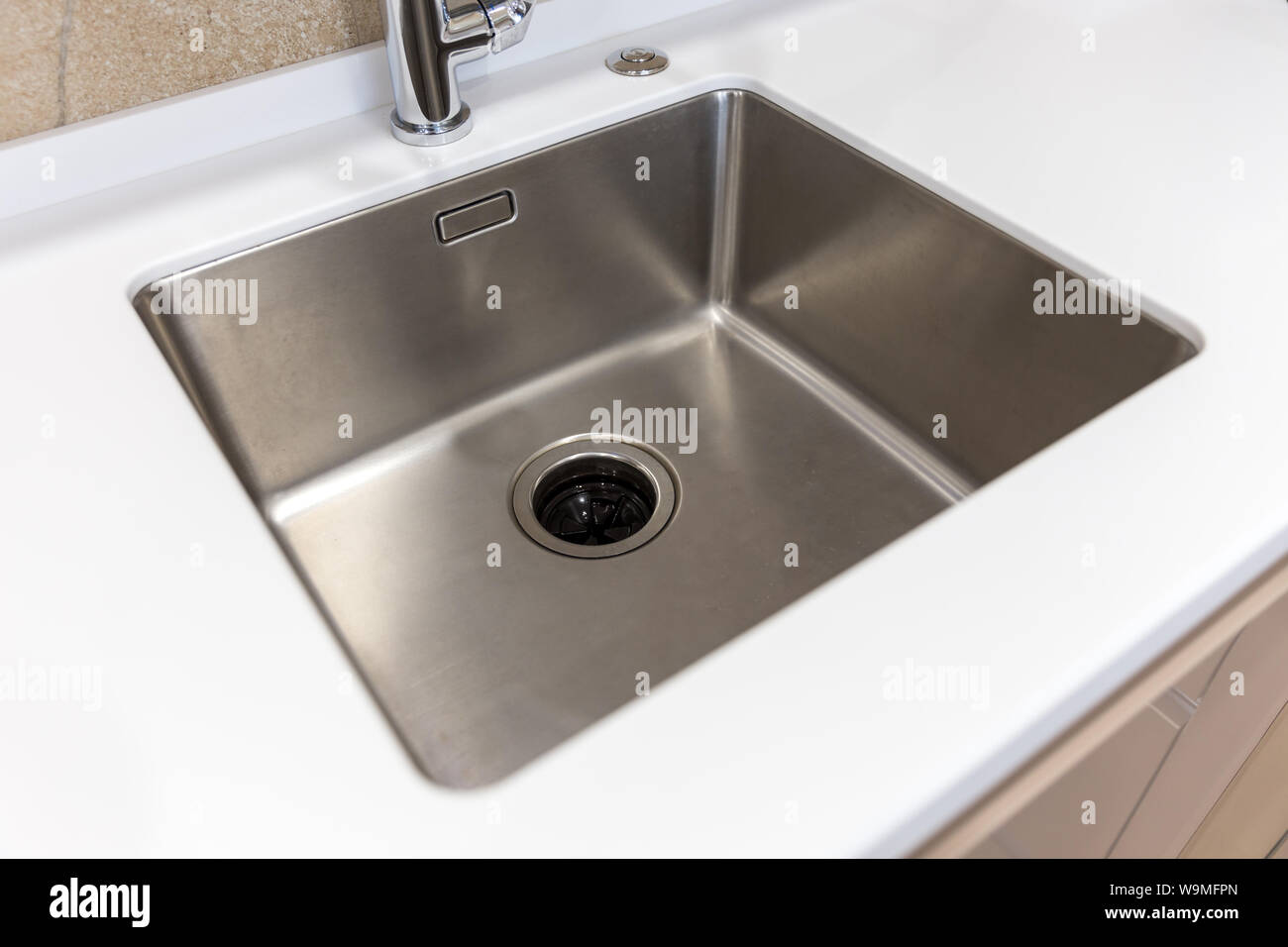 Évier de cuisine en acier inoxydable avec élimination des déchets alimentaires dans la maison moderne Banque D'Images