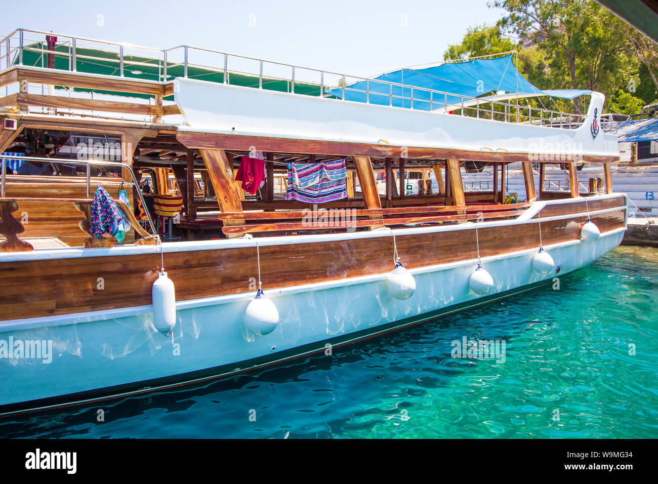 Grand et beau yacht dans la marina. Le yacht est conçu pour le transport des personnes. Elle se dresse sur un bleu très clair de l'eau de mer. Banque D'Images