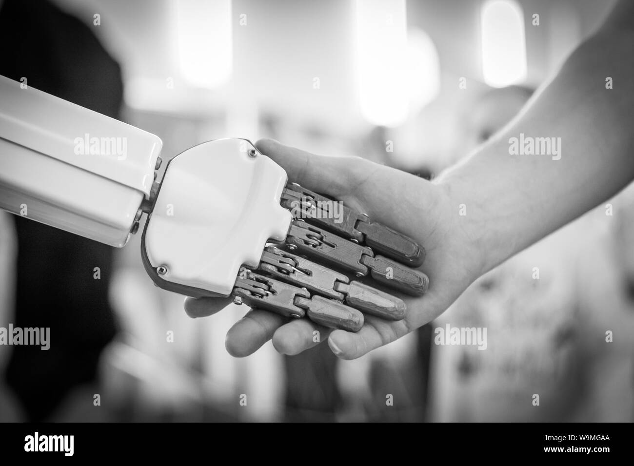 Portrait de l'homme en serrant la main d'un robot Banque D'Images