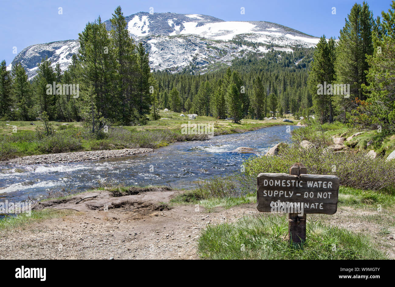 La conservation de l'eau potable signe : les visiteurs de Yosemite National Park sont invités à protéger l'approvisionnement en eau d'un ruisseau de montagne. Banque D'Images