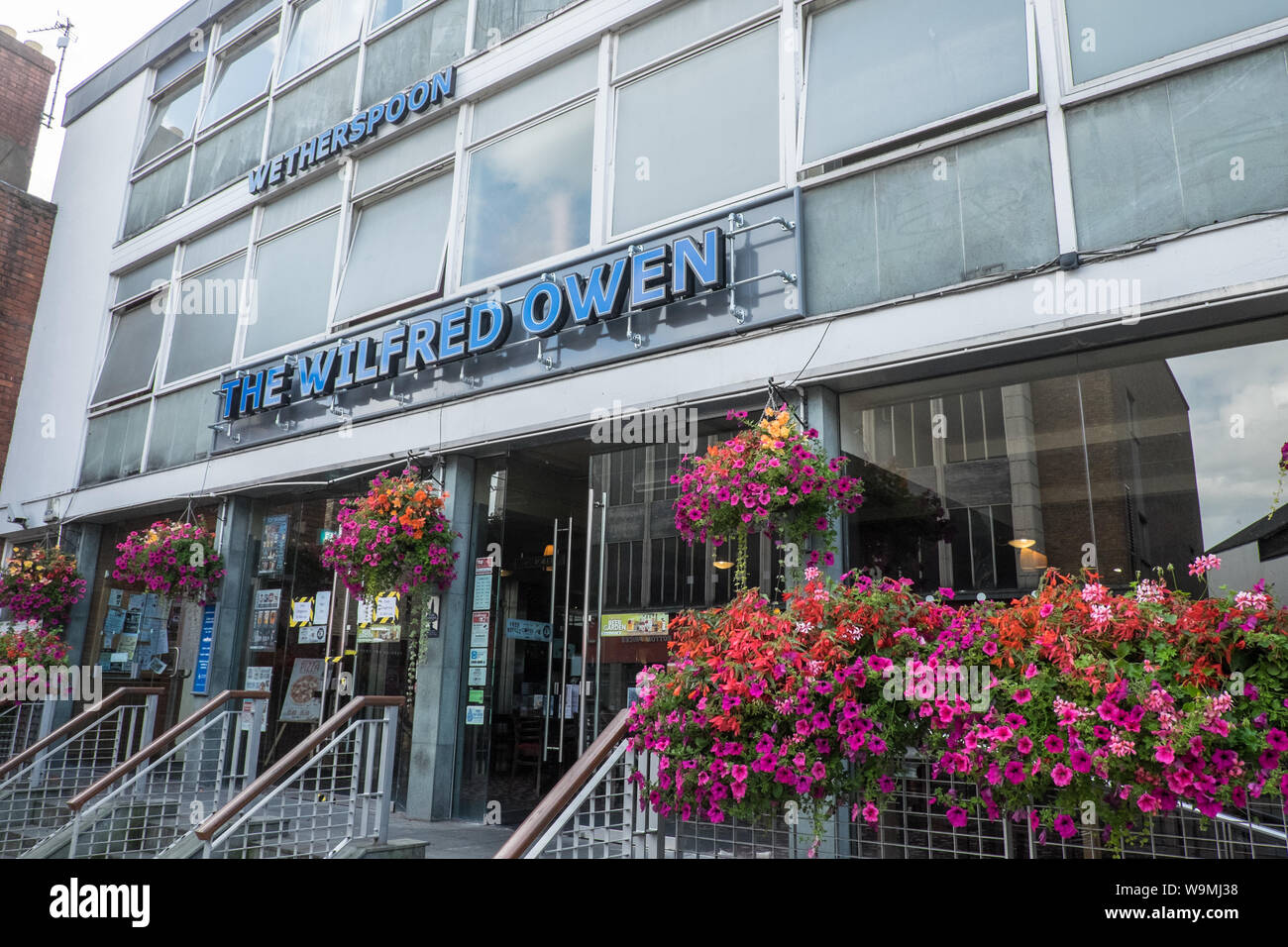 Pub,Wetherspoons,en,Center,de,Oswestry,a,ville,marché,EN,DE,Shropshire, au Pays de Galles, Angleterre,GB,UK,naissance,de,Première Guerre mondiale, poète,Wilfred Owen, Banque D'Images